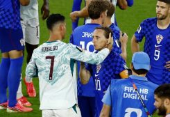 الكرواتي لوكا مودريتش والبرتغالي كريستيانو رونالدو يتعانقان بعد المباراة، في الوقت الذي خرجت فيه كرواتيا من البطولة وتأهلت البرتغال إلى دور الـ16 في كأس العالم. رويترز