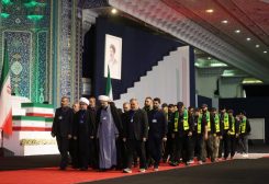مسؤولون عراقيون يسيرون بالقرب من نعوش المرشد الأعلى الإيراني الراحل علي خامنئي وأفراد أسرته، في مصلى الإمام الخميني الكبير في طهران، إيران، في 3 يوليو 2026. رويترز