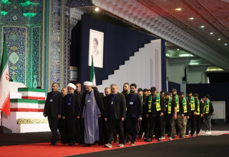مسؤولون عراقيون يسيرون بالقرب من نعوش المرشد الأعلى الإيراني الراحل علي خامنئي وأفراد أسرته، في مصلى الإمام الخميني الكبير في طهران، إيران، في 3 يوليو 2026. رويترز