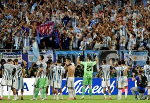 لاعبو الأرجنتين ومشجعوها يحتفلون بعد المباراة عقب تأهل الأرجنتين إلى دور الـ16 في كأس العالم. رويترز