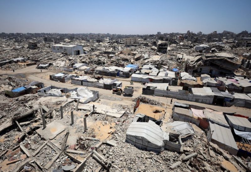 فلسطينيون نازحون يلتجئون إلى خيام بالقرب من أنقاض المباني التي دمرتها الهجمات الإسرائيلية، في مدينة غزة، 6 يوليو 2026. رويترز