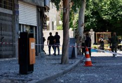 منطقة مطوقة وحطام في أعقاب انفجارات وقعت بالقرب من فندق، في دمشق، سوريا، في 7 يوليو 2026. رويترز