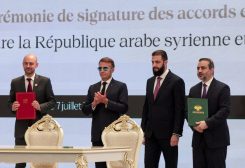 وزير الخارجية السوري أسعد حسن الشيباني ووزير الخارجية الفرنسي جان-نويل بارو يحملان وثائق بجانب الرئيس الفرنسي إيمانويل ماكرون والرئيس السوري أحمد الشراعي، خلال حفل توقيع في دمشق، سوريا، في 7 يوليو 2026. رويترز