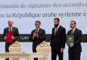وزير الخارجية السوري أسعد حسن الشيباني ووزير الخارجية الفرنسي جان-نويل بارو يحملان وثائق بجانب الرئيس الفرنسي إيمانويل ماكرون والرئيس السوري أحمد الشراعي، خلال حفل توقيع في دمشق، سوريا، في 7 يوليو 2026. رويترز