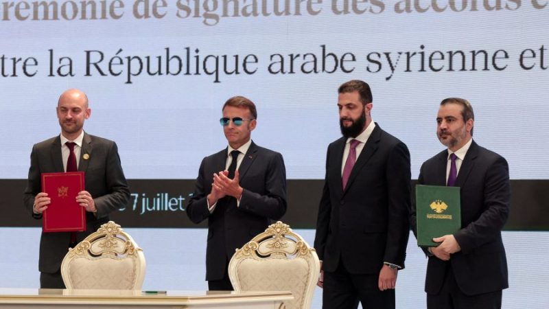 وزير الخارجية السوري أسعد حسن الشيباني ووزير الخارجية الفرنسي جان-نويل بارو يحملان وثائق بجانب الرئيس الفرنسي إيمانويل ماكرون والرئيس السوري أحمد الشراعي، خلال حفل توقيع في دمشق، سوريا، في 7 يوليو 2026. رويترز