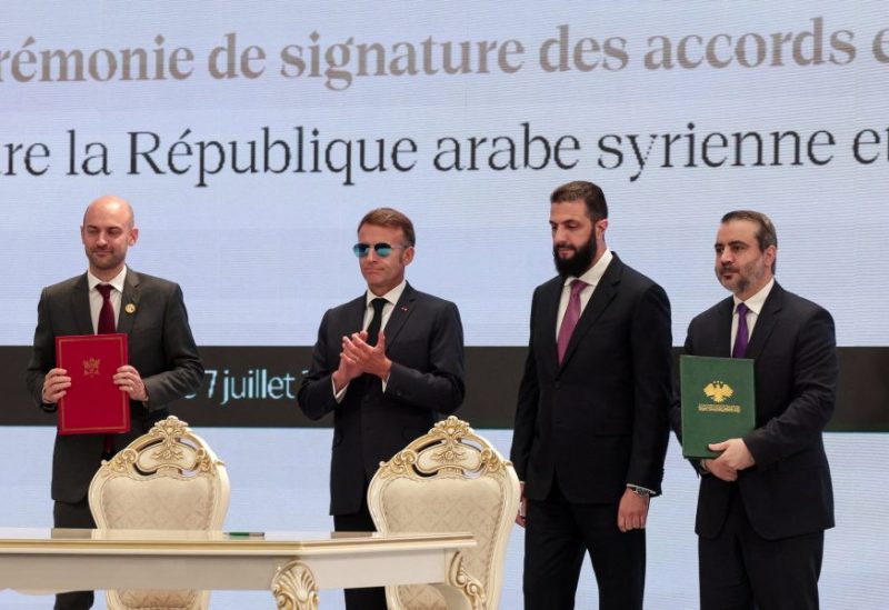 وزير الخارجية السوري أسعد حسن الشيباني ووزير الخارجية الفرنسي جان-نويل بارو يحملان وثائق بجانب الرئيس الفرنسي إيمانويل ماكرون والرئيس السوري أحمد الشراعي، خلال حفل توقيع في دمشق، سوريا، في 7 يوليو 2026. رويترز