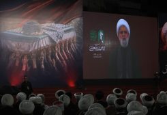 تجمع مناصري حزب الله خلال في عزاء المرشد الإيراني السابق علي خامنئي