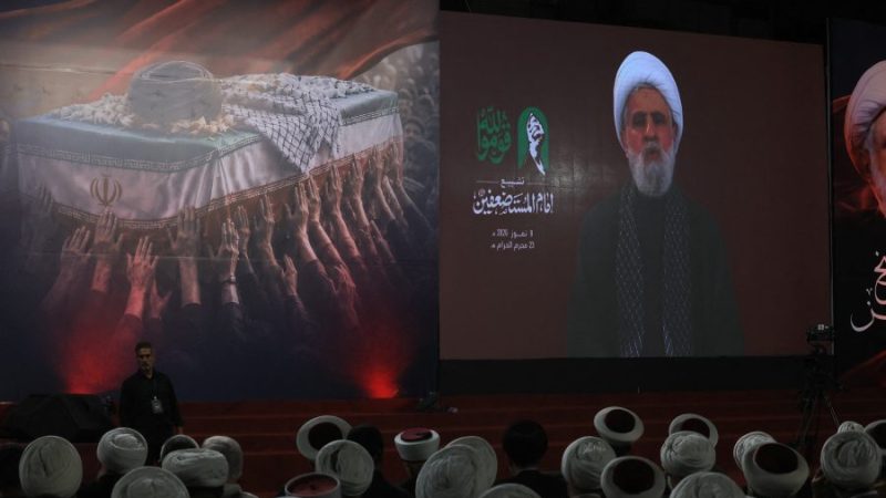 تجمع مناصري حزب الله خلال في عزاء المرشد الإيراني السابق علي خامنئي