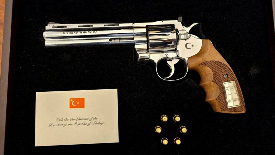 مسدس أهداه الرئيس التركي رجب طيب أردوغان إلى الرئيس الليتواني جيتاناس ناوسيدا خلال قمة حلف شمال الأطلسي (الناتو) في أنقرة.