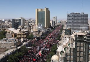 حشد من المشيعين يحضرون مراسم تشييع المرشد الأعلى الإيراني الراحل علي خامنئي، في مشهد، إيران، في 9 يوليو 2026. رويترز
