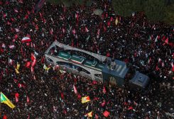 يتجمع المشيعون حول سيارة تنقل نعش المرشد الأعلى الإيراني الراحل آية الله علي خامنئي، في مشهد، إيران، في 9 يوليو 2026. رويترز