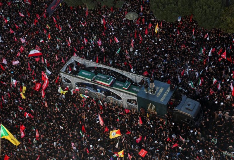 يتجمع المشيعون حول سيارة تنقل نعش المرشد الأعلى الإيراني الراحل آية الله علي خامنئي، في مشهد، إيران، في 9 يوليو 2026. رويترز