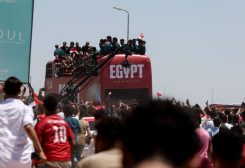 الجماهير المصرية تستقبل المنتخب الوطني لكرة القدم عند عودته من كأس العالم لكرة القدم 2026. رويترز