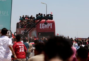 الجماهير المصرية تستقبل المنتخب الوطني لكرة القدم عند عودته من كأس العالم لكرة القدم 2026. رويترز
