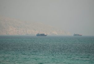 سفن في مضيق هرمز. رويترز