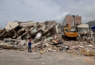 جرافة تزيل الأنقاض من مبنى سكني منهار عقب زلزالين متتاليين في لا غوايرا، فنزويلا، في 5 يوليو 2026. رويترز