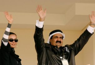 الشيخ حمد بن خليفة آل ثاني، أمير قطر، والشيخة موزة بنت ناصر المسند، زوجة الأمير، يلوحان بيديهما للفائزين بميداليات رياضة الفروسية أثناء مغادرتهم الساحة في الدورة الخامسة عشرة للألعاب الآسيوية في الدوحة، قطر، في 8 ديسمبر 2006. رويترز