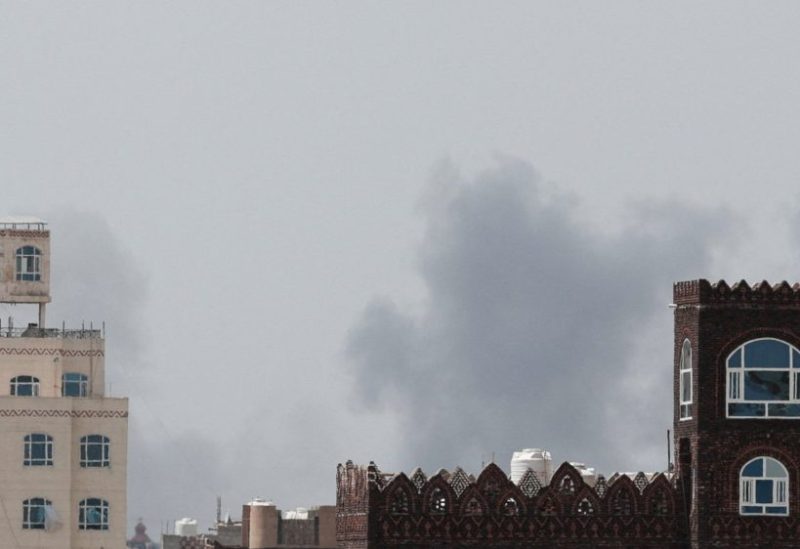 الدخان يتصاعد عقب غارة جوية استهدفت مطار صنعاء الدولي، كما يظهر من مدينة صنعاء، اليمن، في 13 يوليو 2026. رويترز
