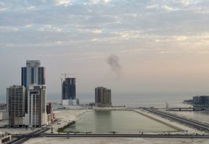 يتصاعد الدخان بعد اعتراض طائرة بدون طيار في الساعات الأولى من الصباح في المنامة، البحرين، في 14 يوليو 2026. رويترز
