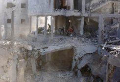 فلسطينيون يتفقدون موقع غارة إسرائيلية في دير البلح، بوسط قطاع غزة، في 16 يوليو 2026. رويترز