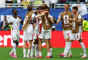 منتخب انكلترا يحقق المركز الثالث في بطولة كأس العالم للمرة الاولى في تاريخه بعد فوزه على المنتخب الفرنسي بنتيجة 6-4. رويترز