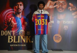 نادي برشلونة يكشف النقاب عن لاعبه الجديد كريم أديمي. رويترز