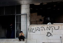 صبي فلسطيني يجلس بالقرب من مسجد تعرض لأضرار على يد مستوطنين إسرائيليين، في قرية قصرة بالقرب من نابلس بالضفة الغربية، في 26 يوليو 2026. رويترز