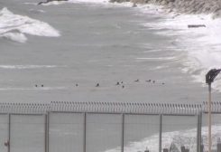 مهاجرون يسبحون باتجاه الشاطئ إلى جيب سبتة الإسباني في شمال إفريقيا، في سبتة، إسبانيا، في 26 يوليو 2025. رويترز