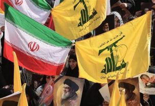 مناصرو حزب الله يرفعون أعلام إيران