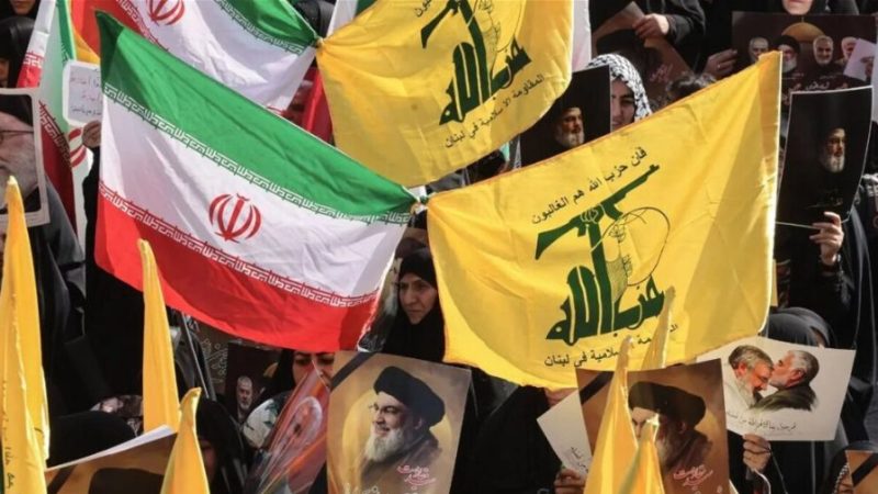 مناصرو حزب الله يرفعون أعلام إيران