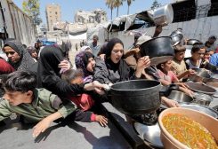 فلسطينيون يتجمعون لتلقي الطعام من مطبخ خيري في غزة يوم 2 يونيو حزيران 2026. تصوير: داوود أبو الكاس - رويترز