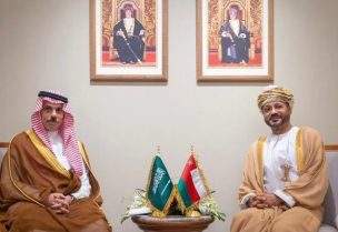 وزير الخارجية السعودي الأمير فيصل بن فرحان ونظيره العُماني بدر البوسعيدي