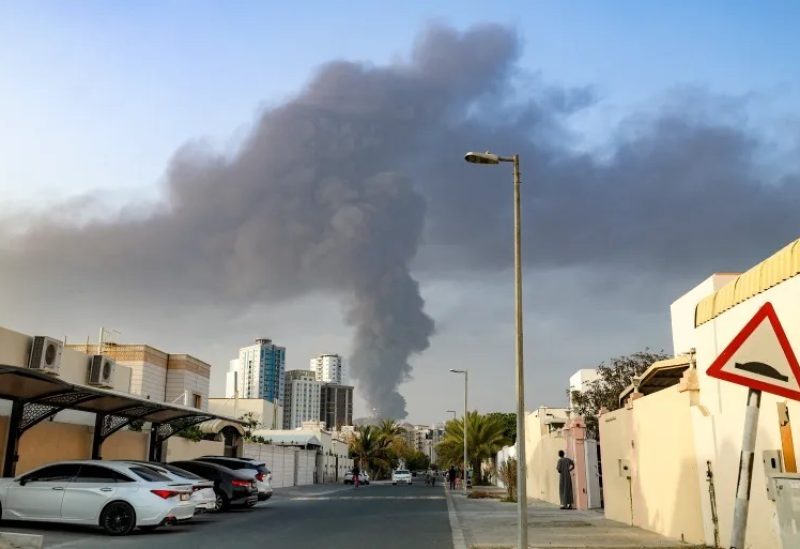 دخان يتصاعد عقب هجوم إيراني على المنطقة الصناعية بالفجيرة الإماراتية في 3 مارس الماضي