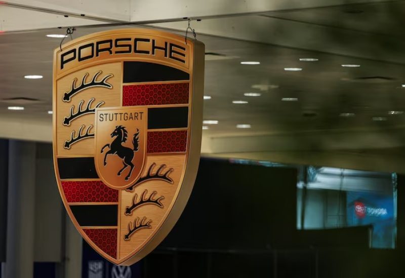 شعار شركة بورشه الألمانية خلال معرض نيويورك الدولي للسيارات في الولايات المتحدة في الأول من أبريل نيسان 2026. تصوير: جينا مون - رويترز