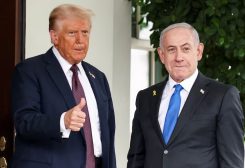 الرئيس الأمريكي دونالد ترامب أثناء استقباله رئيس الوزراء الإسرائيلي بنيامين نتنياهو في البيت الأبيض بواشنطن يوم 29 سبتمبر أيلول 2025. تصوير: كيفن لامارك - رويترز