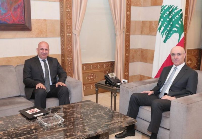 وزير الداخلية والبلديات أحمد الحجار، في مكتبه، المدير العام للدفاع المدني العميد الركن عماد خريش