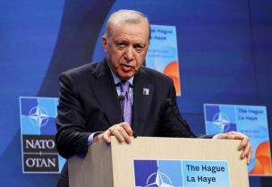 الرئيس التركي رجب طيب أردوغان يتحدث خلال مؤتمر صحفي في قمة حلف شمال الأطلسي في لاهاي بهولندا في صورة من أرشيف رويترز.