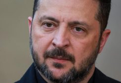الرئيس الأوكراني فولوديمير زيلينسكي يتحدث لوسائل الإعلام لدى وصوله إلى قمة قادة الاتحاد الأوروبي في بروكسل يوم 18 يونيو حزيران 2026. تصوير: إيف هيرمان - رويترز
