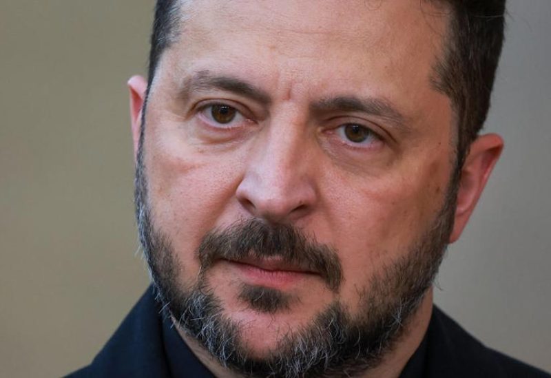 الرئيس الأوكراني فولوديمير زيلينسكي يتحدث لوسائل الإعلام لدى وصوله إلى قمة قادة الاتحاد الأوروبي في بروكسل يوم 18 يونيو حزيران 2026. تصوير: إيف هيرمان - رويترز