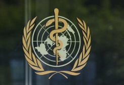 شعار منظمة الصحة العالمية في مقرها في جنيف يوم 29 أبريل نيسان 2026. تصوير: دينيس باليبوس - رويترز