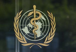 شعار منظمة الصحة العالمية في مقرها في جنيف يوم 29 أبريل نيسان 2026. تصوير: دينيس باليبوس - رويترز