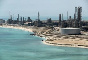 محطة نفط ومصفاة تابعتين لشركة أرامكو في السعودية بصورة من أرشيف رويترز.
