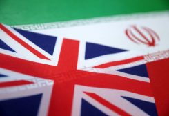 علما بريطانيا وإيران في صورة توضيحية من أرشيف رويترز.