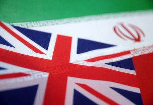 علما بريطانيا وإيران في صورة توضيحية من أرشيف رويترز.