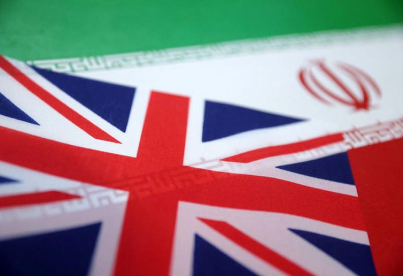 علما بريطانيا وإيران في صورة توضيحية من أرشيف رويترز.