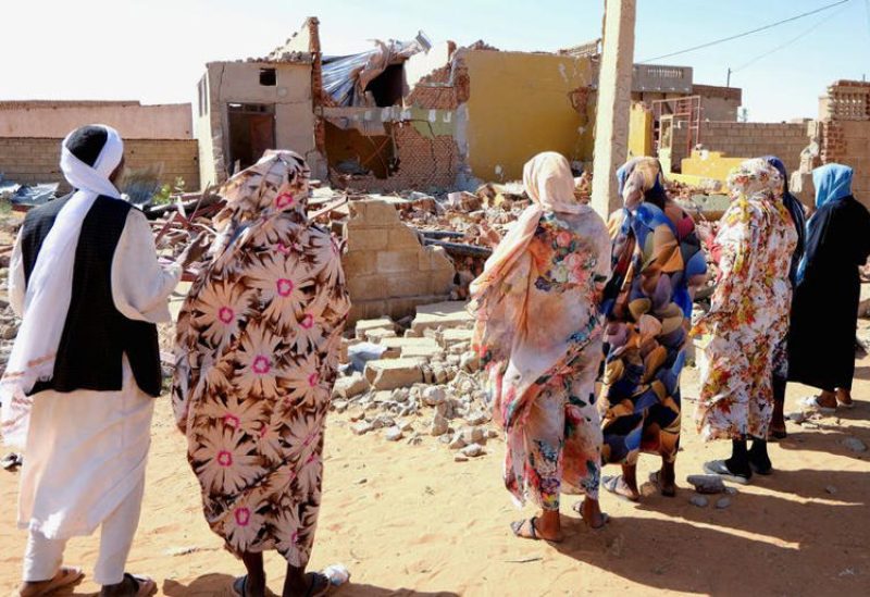 سودانيون يقفون في موقع غارة شنتها طائرة مسيرة في مدينة الأبيض بالسودان يوم 12 يناير كانون الثاني 2026. تصوير: الطيب صديق - رويترز
