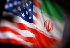 علما أمريكا وإيران في صورة توضيحية التقطت يوم 23 مارس آذار 2026. تصوير: دادو روفيتش - وريترز