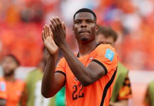 اللاعب الهولندي دينزل دمفريس بعد مباراة لهولندا بكاس العالم 2026 في كانساس يوم 25 يونيو حزيران 2026. تصوير: سيفيوي سيبيكو - رويترز