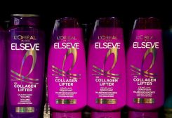 زجاجات من شامبو وبلسم لوريال معروضة في متجر ببروكسل في صورة من أرشيف رويترز.