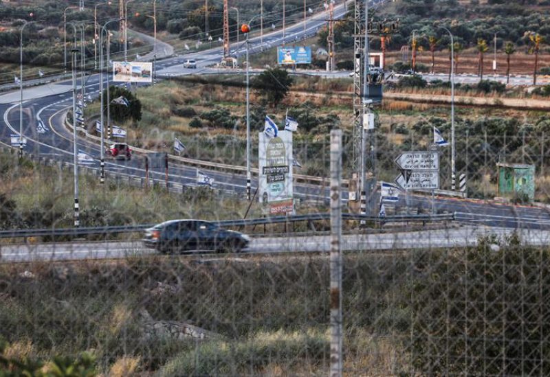 الطريق بين سنجيل وتورماس عيا، كما يُرى من خلال السياج المعدني العالي الذي أقامه الجيش الإسرائيلي والذي أغلق أربعة من المداخل الخمسة إلى سنجيل، بالقرب من رام الله، في الضفة الغربية المحتلة من قبل إسرائيل، 26 يونيو 2026.
